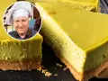 Pyszny sernik pistacjowy z kruchym spodem. W rogu uśmiechnięty kucharz w czapce.
