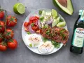 Śniadanie idealne na dietę 1500 kcal: jajka sadzone, tost z pastą, awokado, pomidorki, cebula i limonka.