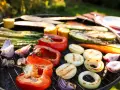 Kolorowe warzywa na grillu: papryka, cukinia, cebula, szparagi i kukurydza. Idealne, by dowiedzieć się, czym przyprawić warzywa na grilla.
