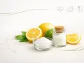 Cytryny, limonka, liście i kryształki kwasu cytrynowego. Czy kwasek cytrynowy jest zdrowy? Symbol serca i liścia sugeruje zdrowie.