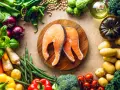 Dwa soczyste steki z łososia na desce, otoczone świeżymi warzywami i ziołami. Idealna dzienna dawka omega 3 dla zdrowia.