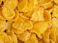Złociste płatki kukurydziane corn flakes. Czy są zdrowe? To zależy od dodatków i sposobu przygotowania.
