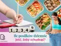 Kobieta z radością pokazuje swoje nowe, luźne spodnie. Obok kostki z cyframi od 1 do 6 i pytanie: ile posiłków dziennie jeść, żeby schudnąć?