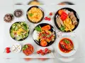 Kolorowe, zdrowe przekąski: sałatka ze szpinakiem, hummus, pieczone warzywa, frytki z mięsem i bakłażan w sosie.