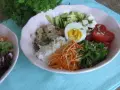 Pyszny bowl z tuńczykiem, ryżem, jajkiem, awokado, pomidorkami i startą marchewką.