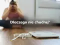 Zrezygnowana osoba siedzi na podłodze obok wagi i miarki. Napis "Dlaczego nie chudnę?" sugeruje frustrację związaną z brakiem efektów.