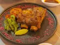 Soczysta żeberka wołowe w marynacie musztardowo miodowej, podane z pieczonymi pomidorami, zieloną papryką i puree.