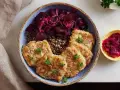 Chrupiące kotlety z tofu podane z kaszą i buraczkami. Pyszne i zdrowe danie wegańskie.