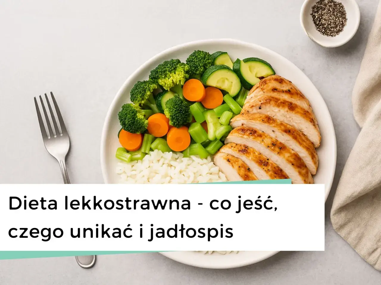 Talerz z grillowanym kurczakiem, ryżem i warzywami. Idealny posiłek dla osób szukających informacji o diecie lekkostrawnej.