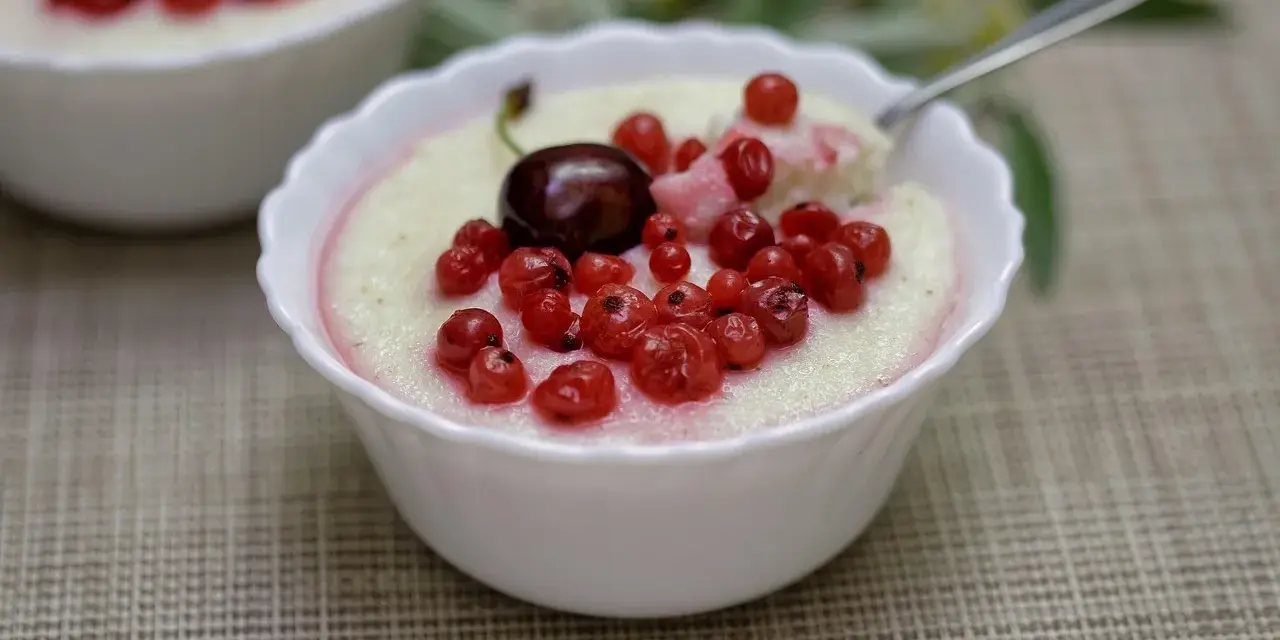 Pyszna kasza manna z owocami. Czy kasza manna ma gluten? Tak, tradycyjnie zawiera gluten.