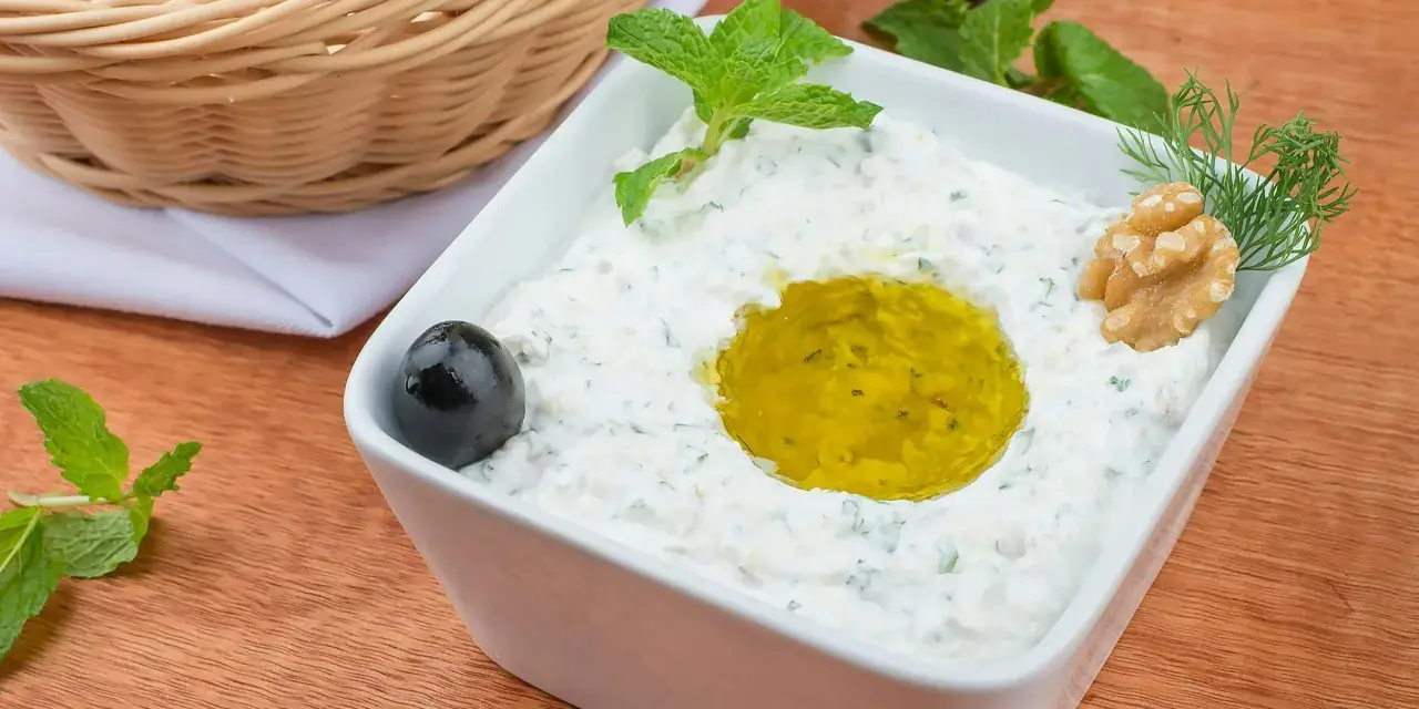 Pyszny sos tzatziki przepis na grecką ucztę. Kremowy jogurt, czosnek, ogórek, oliwa i świeże zioła. Idealny z pitą i oliwkami.
