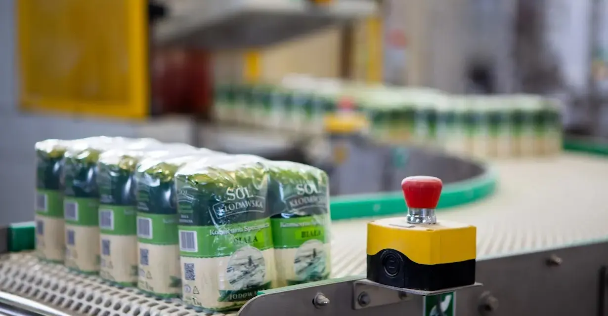 Opakowania soli jodowanej na linii produkcyjnej. Czy sól jodowana jest szkodliwa? Produkcja w fabryce.