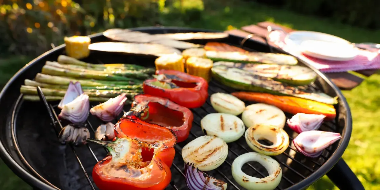 Kolorowe warzywa na grillu: papryka, cukinia, cebula, szparagi i kukurydza. Idealne, by dowiedzieć się, czym przyprawić warzywa na grilla.
