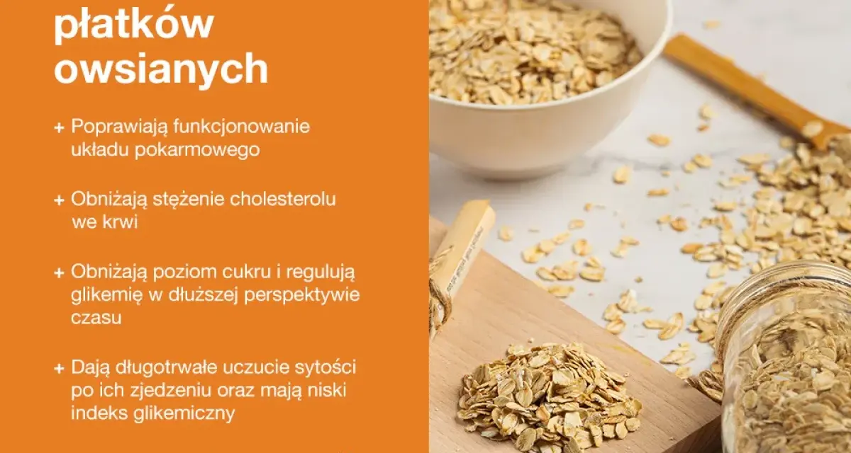 Płatki owsiane na desce i w słoiku. Właściwości płatków owsianych: poprawiają trawienie, obniżają cholesterol i cukier, dają sytość.
