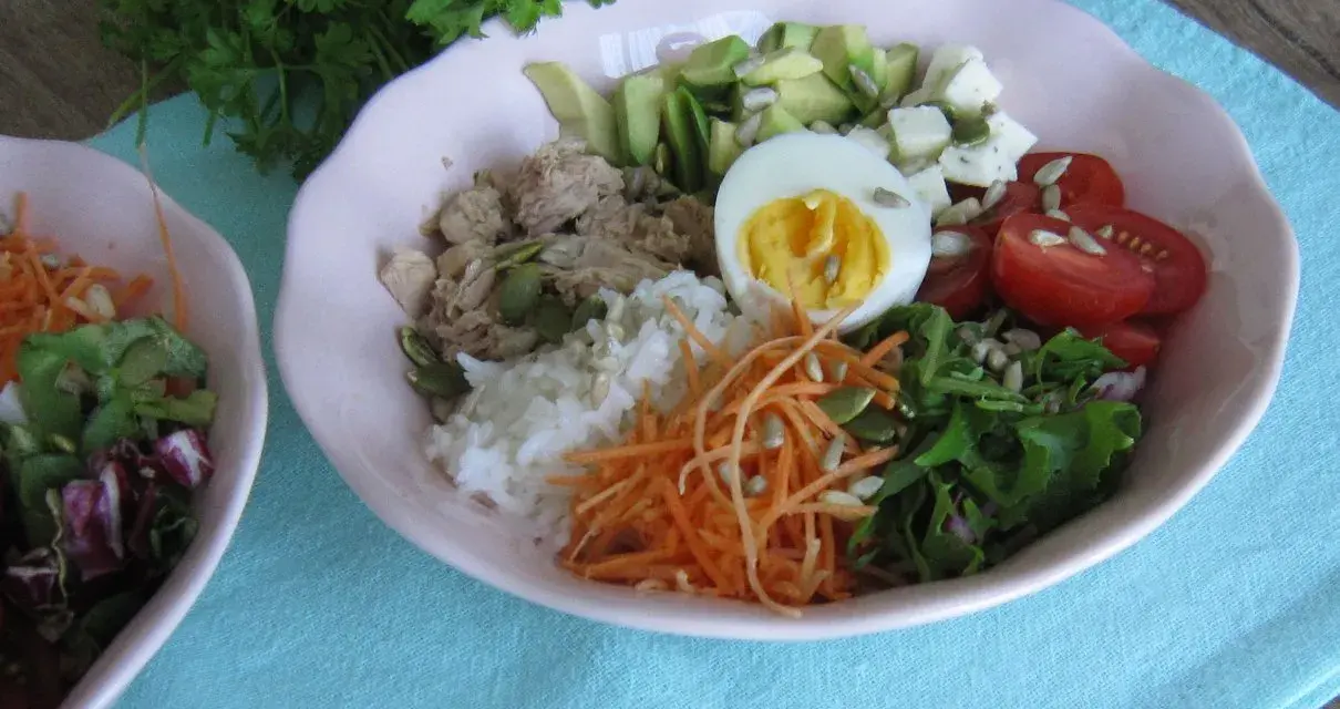 Pyszny bowl z tuńczykiem, ryżem, jajkiem, awokado, pomidorkami i startą marchewką.