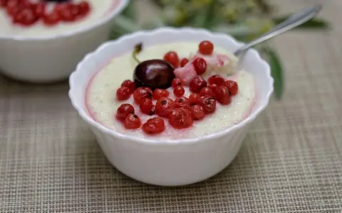 Pyszna kasza manna z owocami. Czy kasza manna ma gluten? Tak, tradycyjnie zawiera gluten.