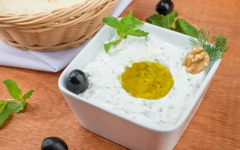Pyszny sos tzatziki przepis na grecką ucztę. Kremowy jogurt, czosnek, ogórek, oliwa i świeże zioła. Idealny z pitą i oliwkami.
