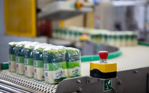Opakowania soli jodowanej na linii produkcyjnej. Czy sól jodowana jest szkodliwa? Produkcja w fabryce.