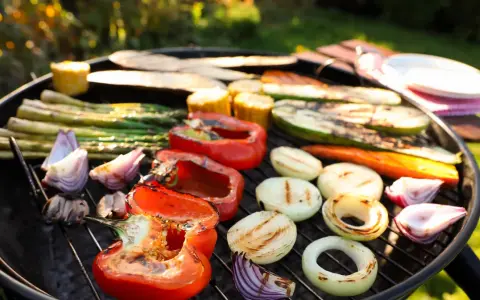 Kolorowe warzywa na grillu: papryka, cukinia, cebula, szparagi i kukurydza. Idealne, by dowiedzieć się, czym przyprawić warzywa na grilla.