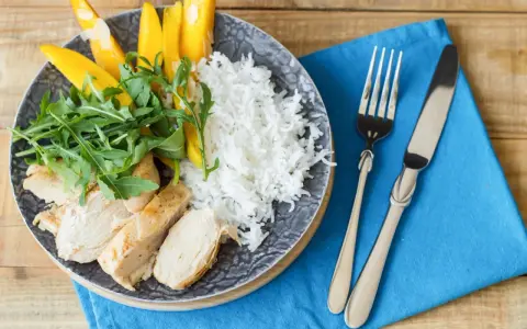 Idealny posiłek po treningu: grillowany kurczak, ryż, mango i rukola. Zdrowo i smacznie!