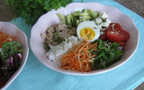 Pyszny bowl z tuńczykiem, ryżem, jajkiem, awokado, pomidorkami i startą marchewką.