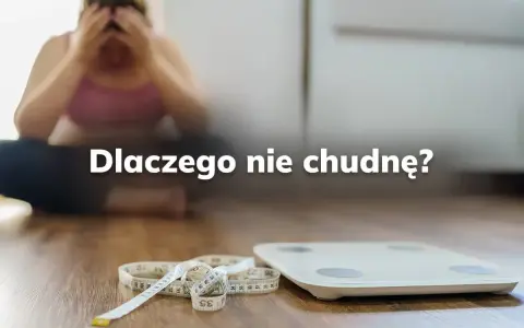 Zrezygnowana osoba siedzi na podłodze obok wagi i miarki. Napis "Dlaczego nie chudnę?" sugeruje frustrację związaną z brakiem efektów.