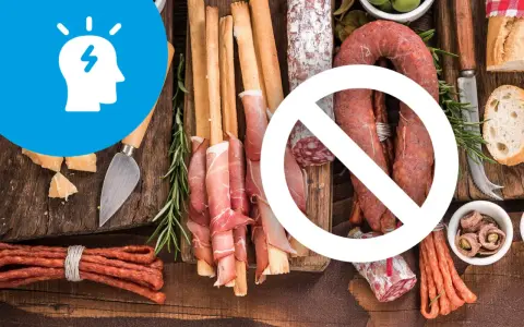 Unikaj wędlin, serów i pieczywa, jeśli chcesz stosować dietę przy migrenie. Ikona głowy z błyskawicą symbolizuje ból.