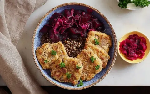 Chrupiące kotlety z tofu podane z kaszą i buraczkami. Pyszne i zdrowe danie wegańskie.