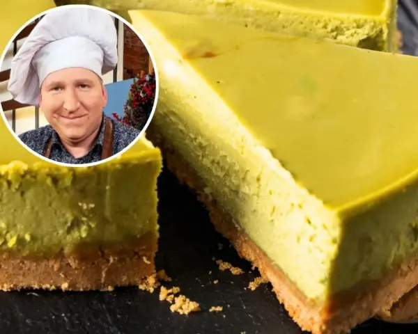 Pyszny sernik pistacjowy z kruchym spodem. W rogu uśmiechnięty kucharz w czapce.