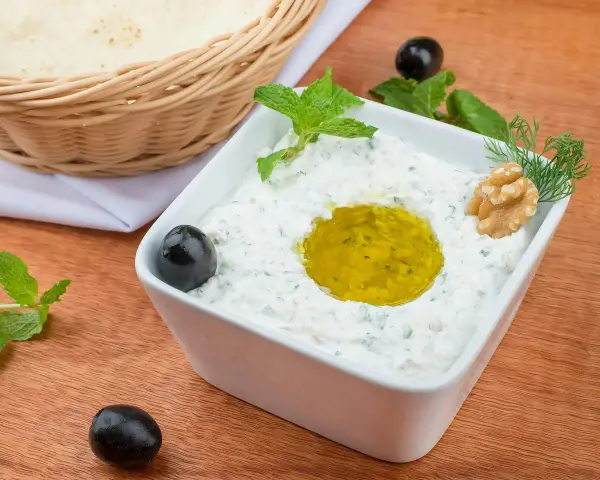 Pyszny sos tzatziki przepis na grecką ucztę. Kremowy jogurt, czosnek, ogórek, oliwa i świeże zioła. Idealny z pitą i oliwkami.