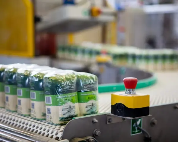 Opakowania soli jodowanej na linii produkcyjnej. Czy sól jodowana jest szkodliwa? Produkcja w fabryce.