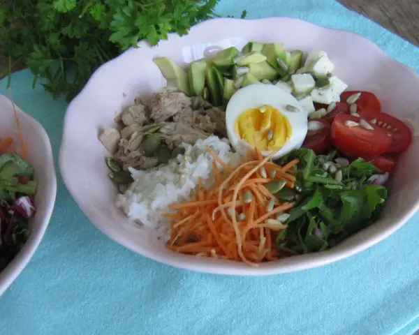 Pyszny bowl z tuńczykiem, ryżem, jajkiem, awokado, pomidorkami i startą marchewką.