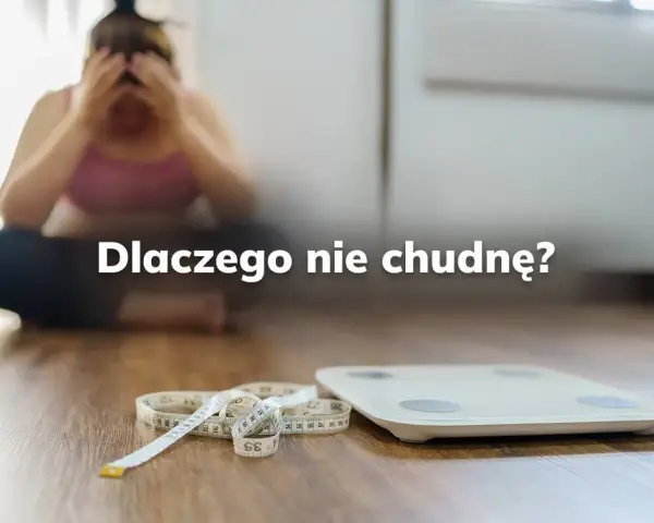 Zrezygnowana osoba siedzi na podłodze obok wagi i miarki. Napis "Dlaczego nie chudnę?" sugeruje frustrację związaną z brakiem efektów.