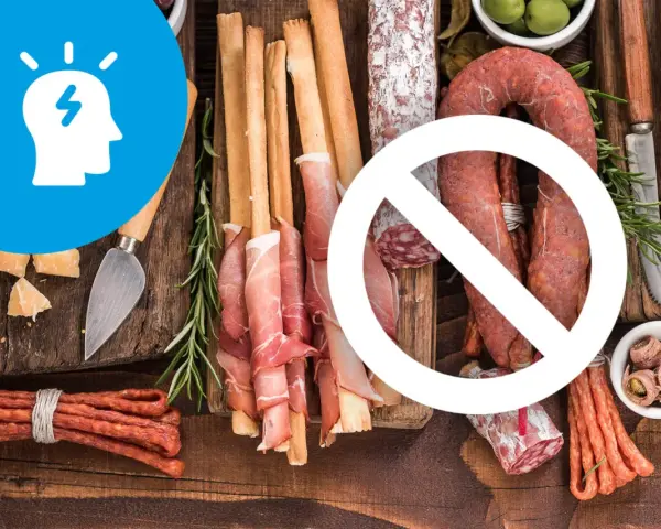 Unikaj wędlin, serów i pieczywa, jeśli chcesz stosować dietę przy migrenie. Ikona głowy z błyskawicą symbolizuje ból.