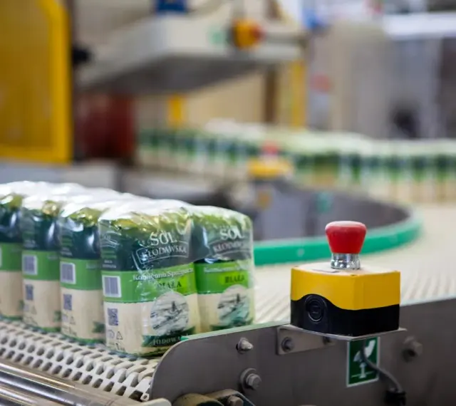Opakowania soli jodowanej na linii produkcyjnej. Czy sól jodowana jest szkodliwa? Produkcja w fabryce.