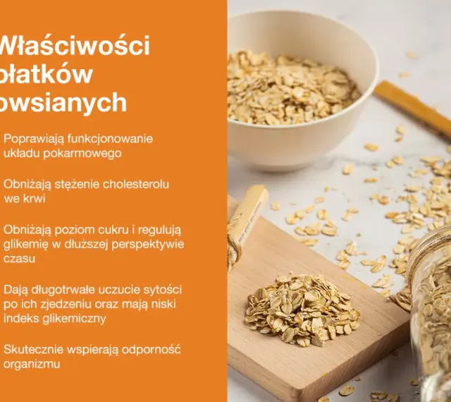 Płatki owsiane na desce i w słoiku. Właściwości płatków owsianych: poprawiają trawienie, obniżają cholesterol i cukier, dają sytość.