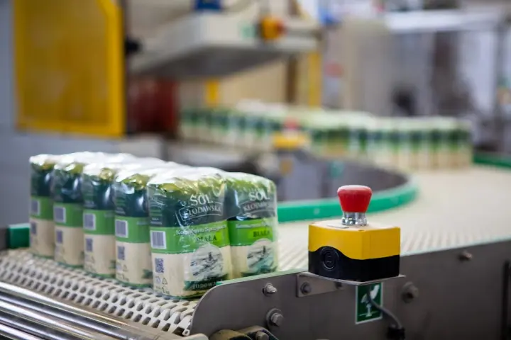 Opakowania soli jodowanej na linii produkcyjnej. Czy sól jodowana jest szkodliwa? Produkcja w fabryce.