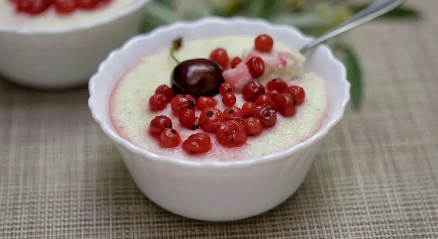 Pyszna kasza manna z owocami. Czy kasza manna ma gluten? Tak, tradycyjnie zawiera gluten.