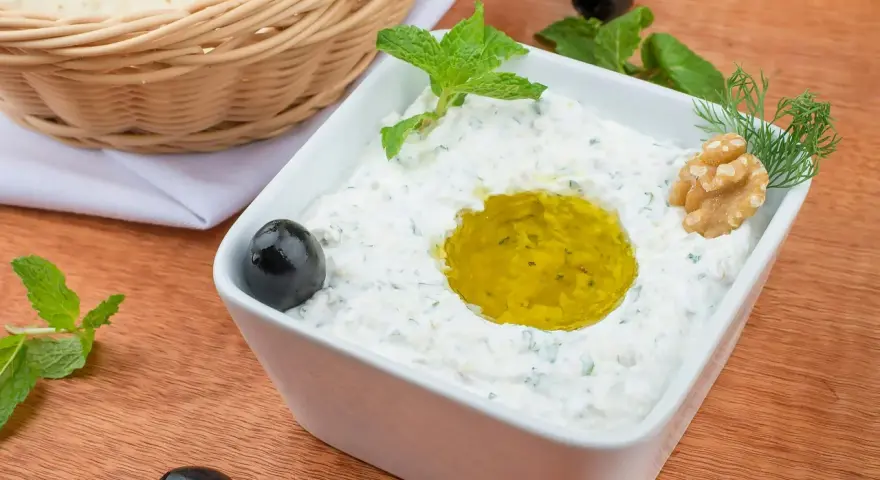 Pyszny sos tzatziki przepis na grecką ucztę. Kremowy jogurt, czosnek, ogórek, oliwa i świeże zioła. Idealny z pitą i oliwkami.