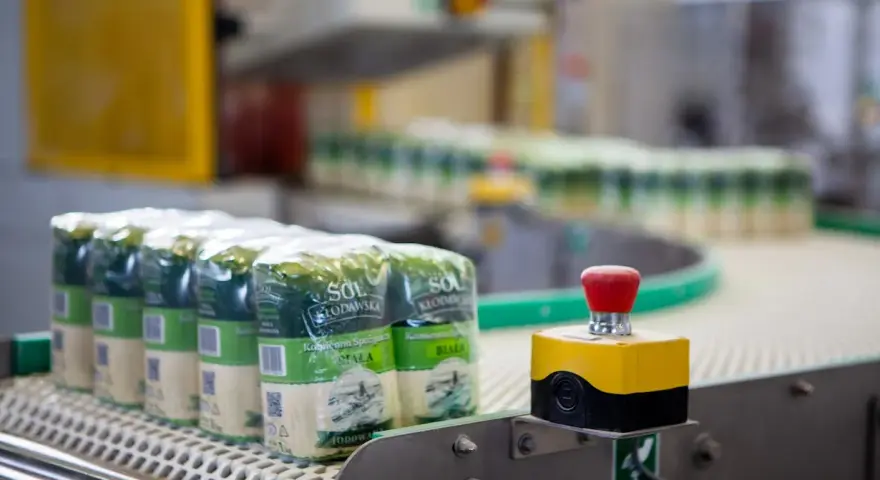 Opakowania soli jodowanej na linii produkcyjnej. Czy sól jodowana jest szkodliwa? Produkcja w fabryce.