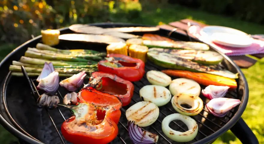 Kolorowe warzywa na grillu: papryka, cukinia, cebula, szparagi i kukurydza. Idealne, by dowiedzieć się, czym przyprawić warzywa na grilla.
