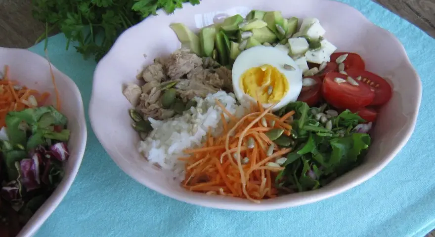 Pyszny bowl z tuńczykiem, ryżem, jajkiem, awokado, pomidorkami i startą marchewką.