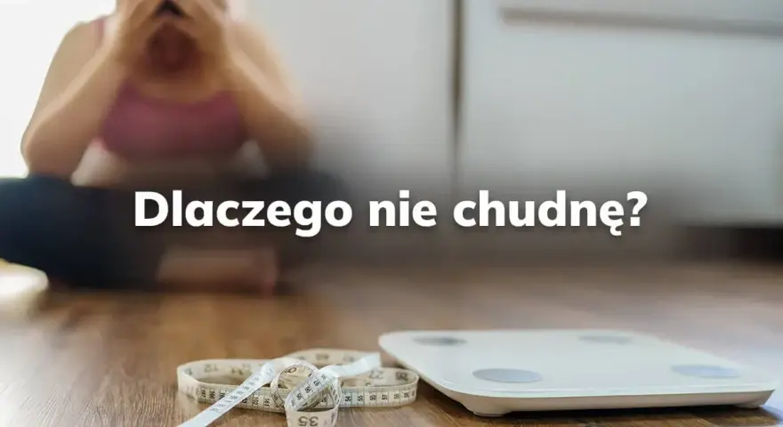 Zrezygnowana osoba siedzi na podłodze obok wagi i miarki. Napis "Dlaczego nie chudnę?" sugeruje frustrację związaną z brakiem efektów.