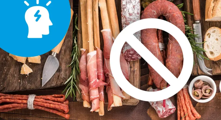 Unikaj wędlin, serów i pieczywa, jeśli chcesz stosować dietę przy migrenie. Ikona głowy z błyskawicą symbolizuje ból.