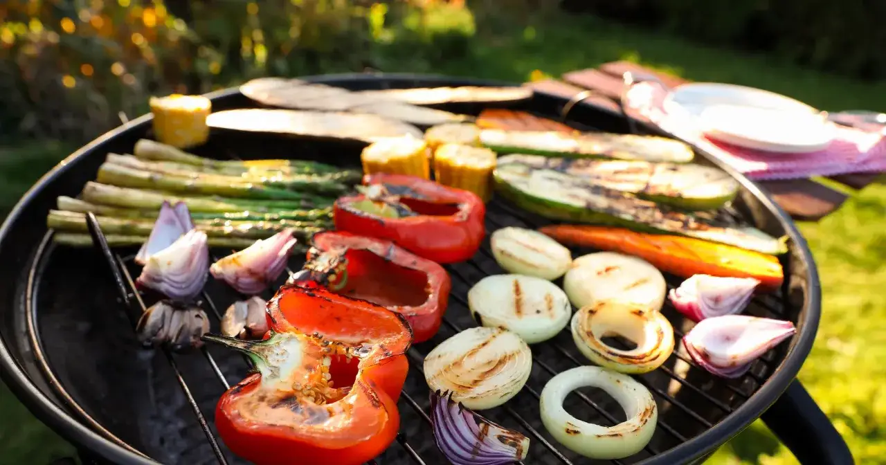 Kolorowe warzywa na grillu: papryka, cukinia, szparagi, cebula, marchewka, czosnek. Idealne, by dowiedzieć się, czym przyprawić warzywa na grilla.