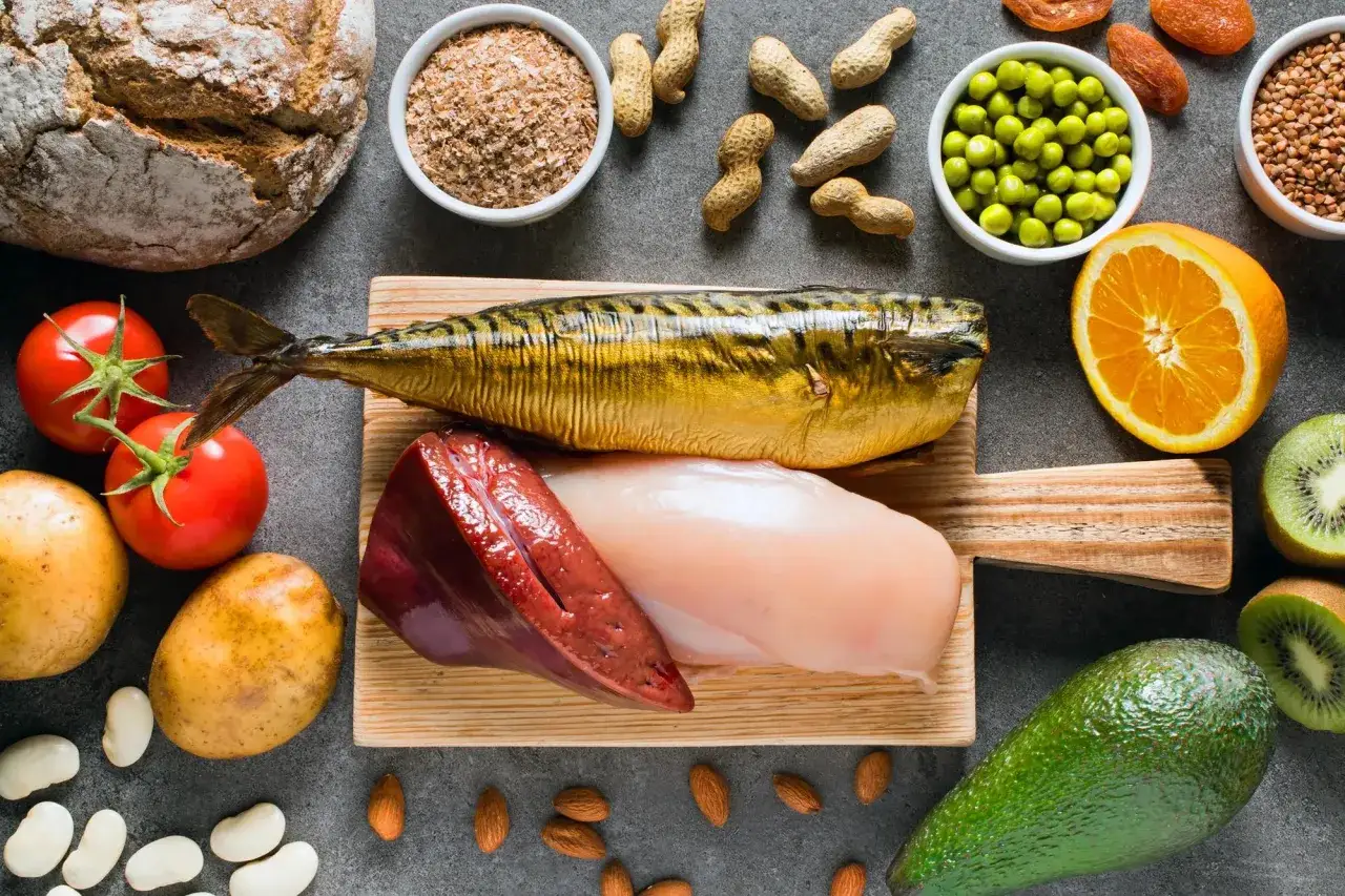 Wędzona makrela, wątr&oacute;bka, pierś kurczaka, pomidory, ziemniaki, pomarańcza, kiwi, awokado, orzechy, fasola, płatki owsiane, suszone morele. Dowiedz się, niacyna co to i gdzie jej szukać.
