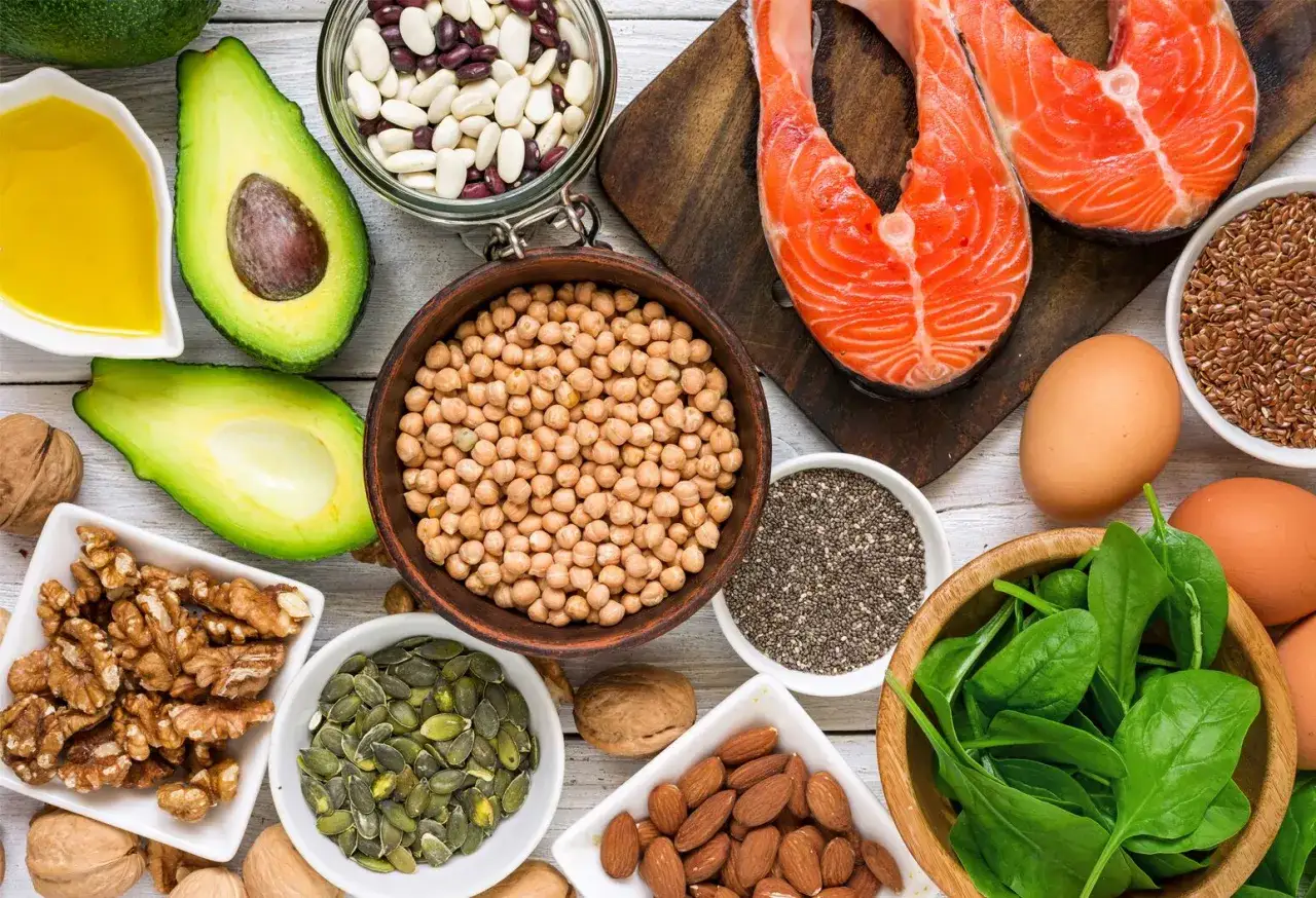 Łosoś, awokado, orzechy, nasiona chia i siemię lniane to bogactwo kwasów omega 3.
