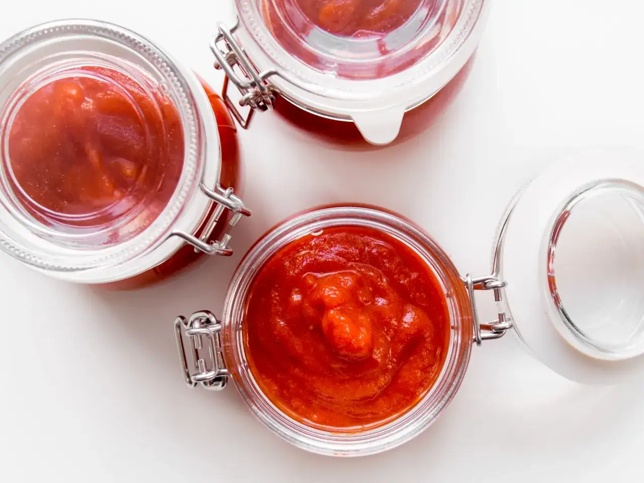 Domowy przepis na ketchup w słoikach. Pyszny, gęsty sos pomidorowy gotowy do spożycia.