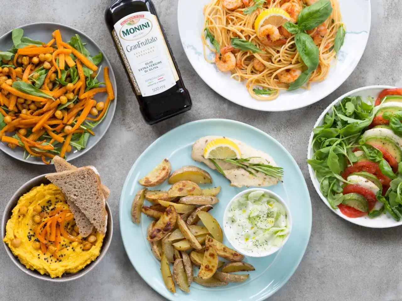 Kolorowe dania, idealne na dietę 2000 kcal: makaron z krewetkami, kurczak z ziemniakami, sałatka caprese, hummus i sałatka z marchewką.
