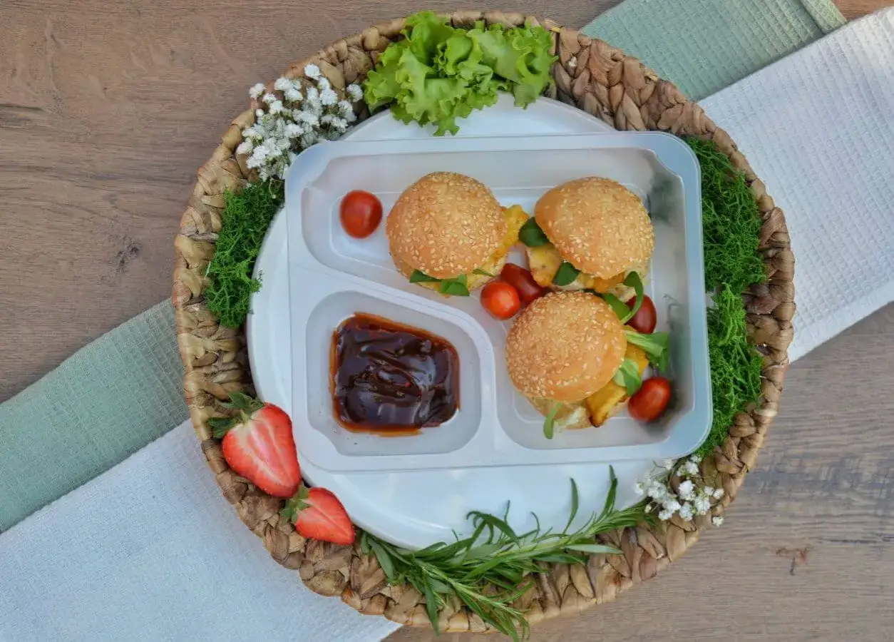 Idealna dieta dla dwojga: trzy mini burgery z sezamem, pomidorki, sos BBQ i świeże truskawki.